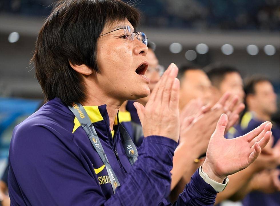 包含上海申鑫队在比赛中逆袭，赢得胜利的词条